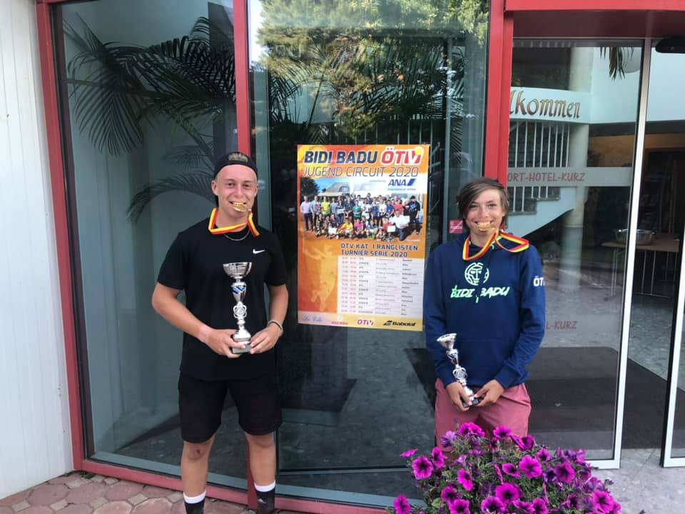 Matthias Ujvary (r.) tritt im Doppel-Bewerb der U18 in Seefeld mit Paul Werren (l.) an